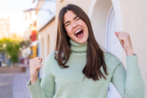 Jeune femme brésilienne à l'extérieur célébrant une victoire