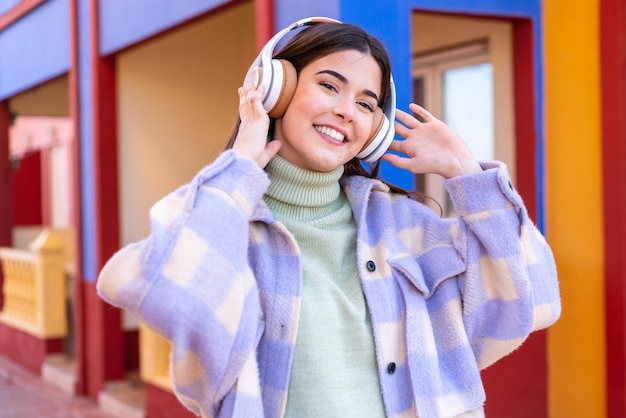 Jeune femme brésilienne à l'extérieur écoutant de la musique