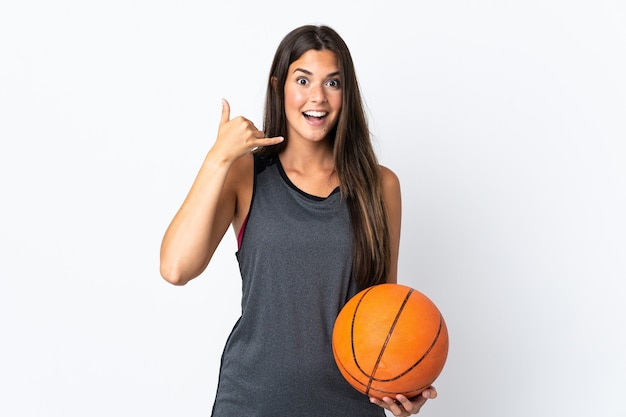 Jeune femme brésilienne jouant au basket-ball isolé sur un mur blanc faisant le geste du téléphone. Rappelez-moi signe