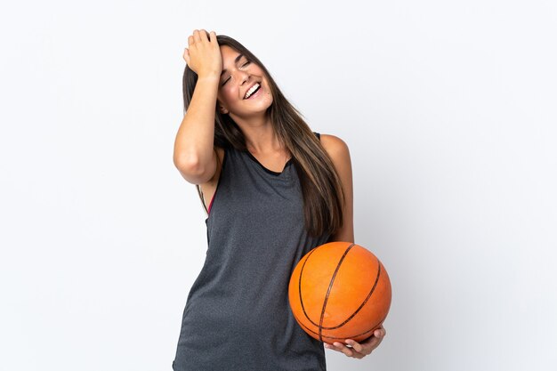 Jeune femme brésilienne jouant au basket-ball isolé sur un mur blanc a réalisé quelque chose et l'intention de la solution