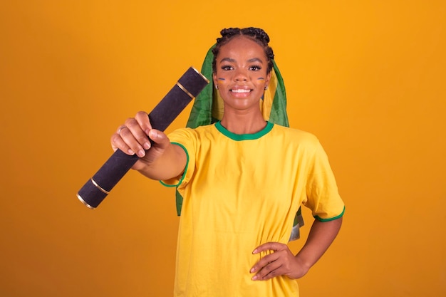 Jeune femme brésilienne titulaire d'un diplôme en paille de graduation avec une tenue brésilienne Concept de l'éducation au Brésil