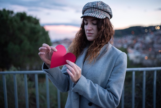 Jeune femme briser un coeur de papier rouge Valentine39s Day seul Déception romantique