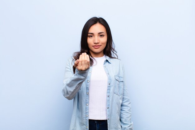 jeune femme brune accueillante