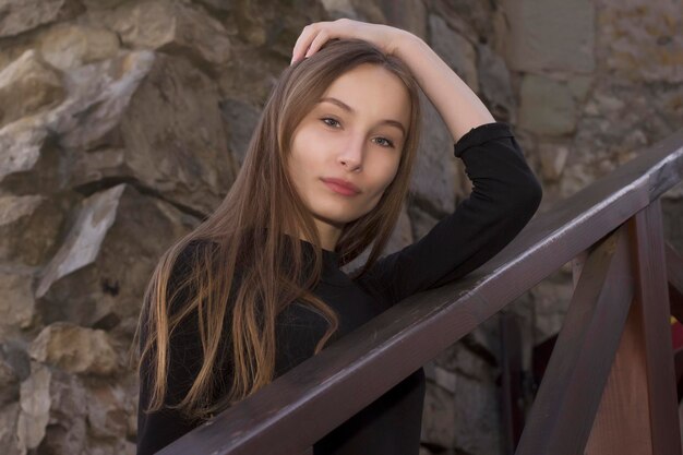 Jeune femme brune à la balustrade dans la rue