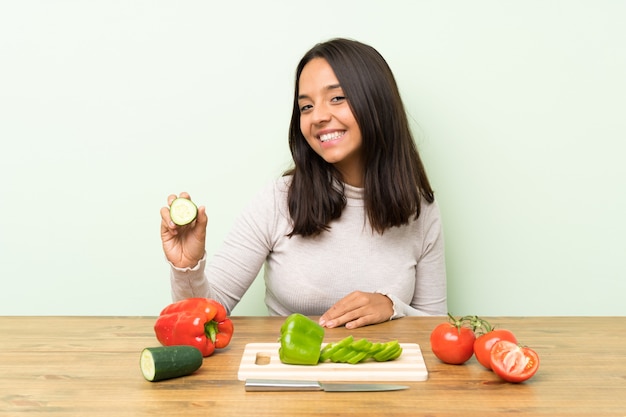 Jeune femme brune avec beaucoup de légumes