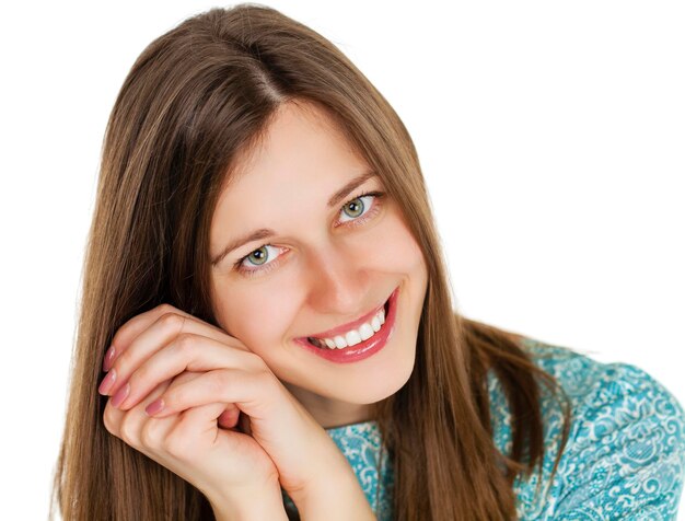 Photo une jeune femme brune belle et heureuse dans une robe turquoise sur fond blanc portrait de studio