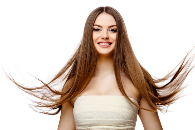 Photo jeune femme brune avec une belle peau propre