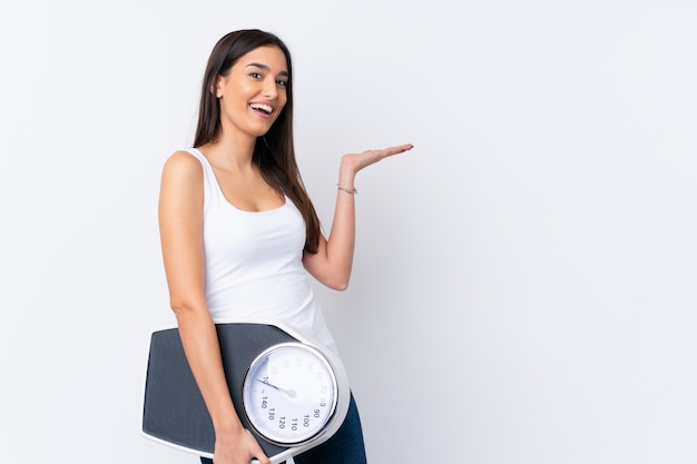 Jeune Femme Brune Sur Blanc Avec Machine De Pesage