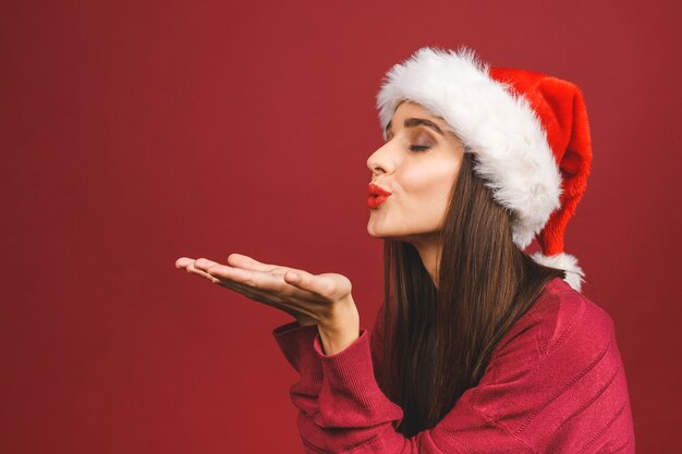 Jeune femme brune avec Bonnet de Noel