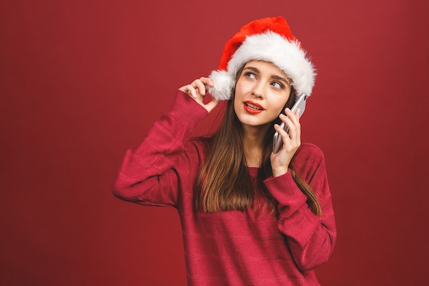 Jeune femme brune avec Bonnet de Noel