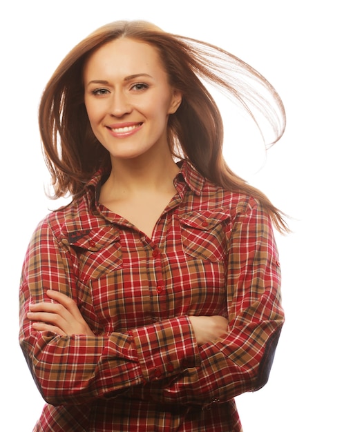 Jeune femme brune en chemise sur fond blanc