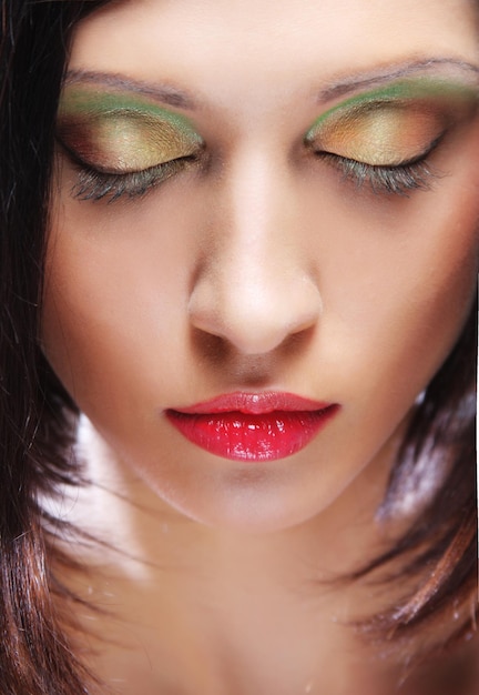 Jeune femme brune closeup portrait maquillage lumineux