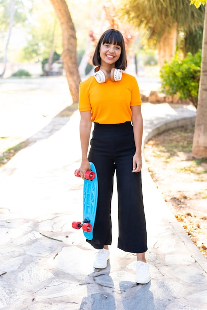 Jeune femme brune à l'extérieur