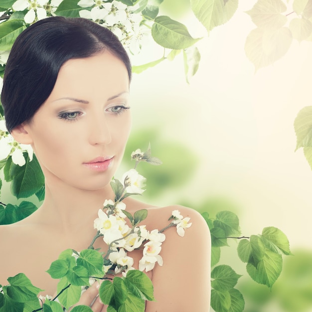 Jeune femme brune avec des feuilles