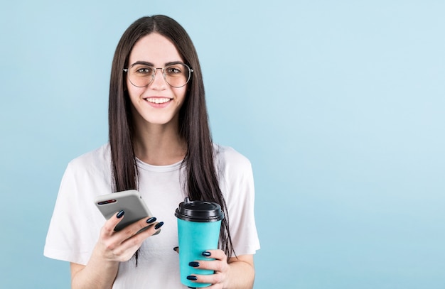 Jeune femme brune sur fond bleu isolé