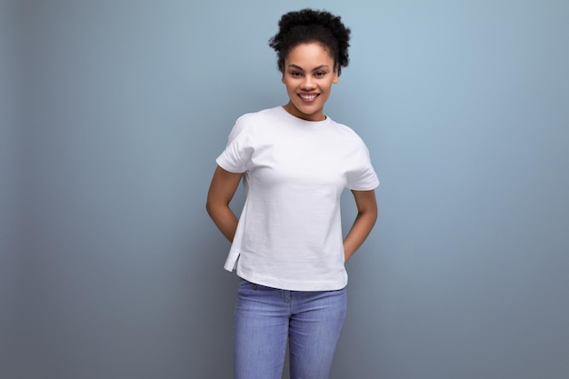 Photo jeune femme brune hispanique vêtue d'un t-shirt blanc avec modèle imprimable