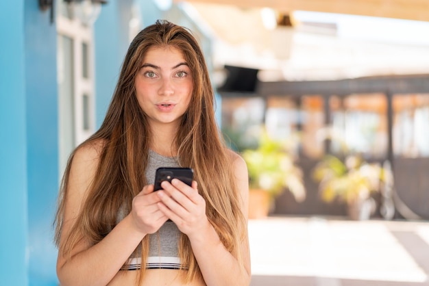 Une jeune femme brune et jolie.