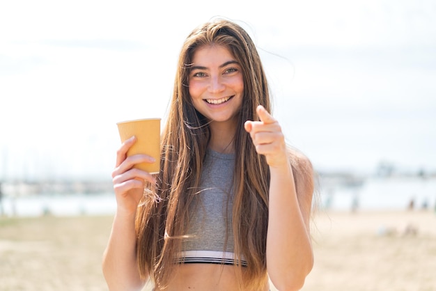 Une jeune femme brune et jolie.