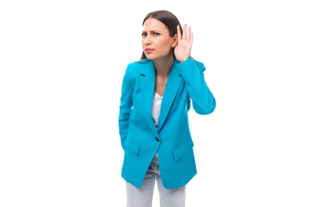 Jeune femme brune leader aux cheveux longs dans une veste bleue écoute une conversation