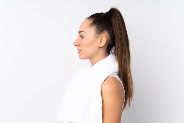 Jeune femme brune sur un mur blanc isolé. Portrait