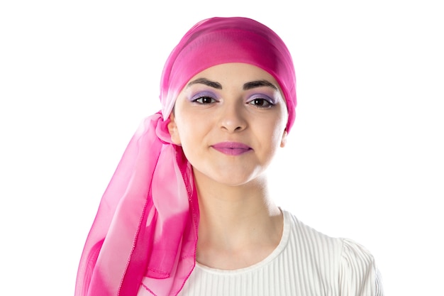 Jeune femme brune portant un foulard rose isolé