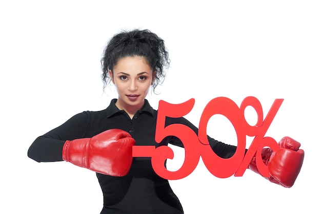 jeune femme brune portant des gants de boxe poinçonnage -50 signe de réduction vente vente offre prix shopping consommation achat achat concept.