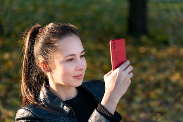 Jeune femme brune prend selfie