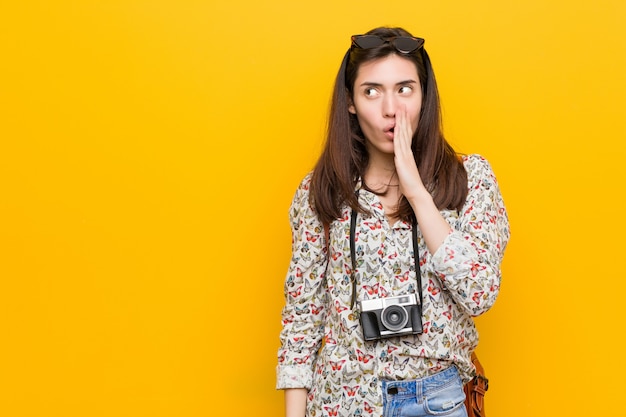 Jeune femme brune voyageur dit une nouvelle secrète sur le freinage et regarde de côté