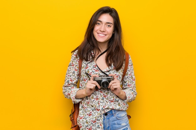 Jeune femme brune voyageur heureuse, souriante et joyeuse.