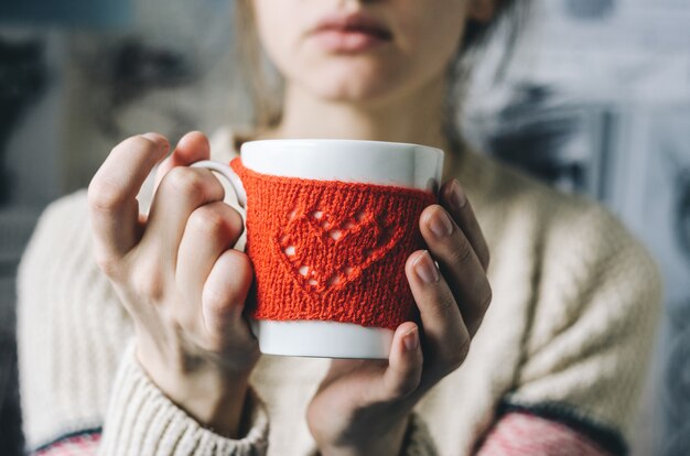 Jeune Femme Buvant Du Café Chaud