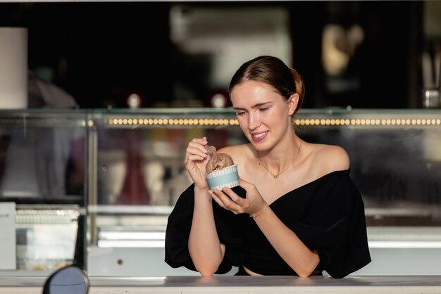 Photo une jeune femme buvant du café dans un café.