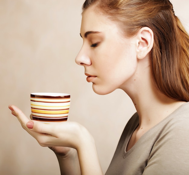 Jeune femme buvant du café