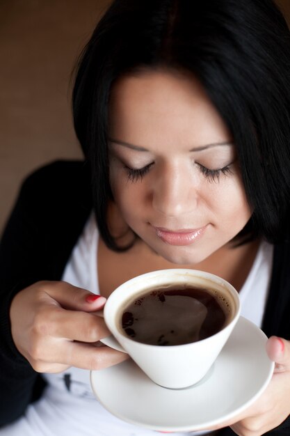 Photo jeune femme buvant du café