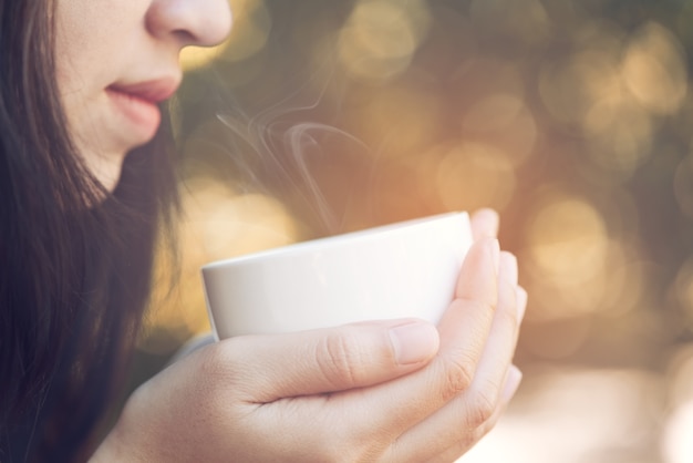 Jeune femme buvant du café.