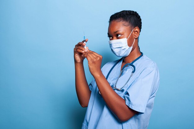 Photo une jeune femme buvant un verre.