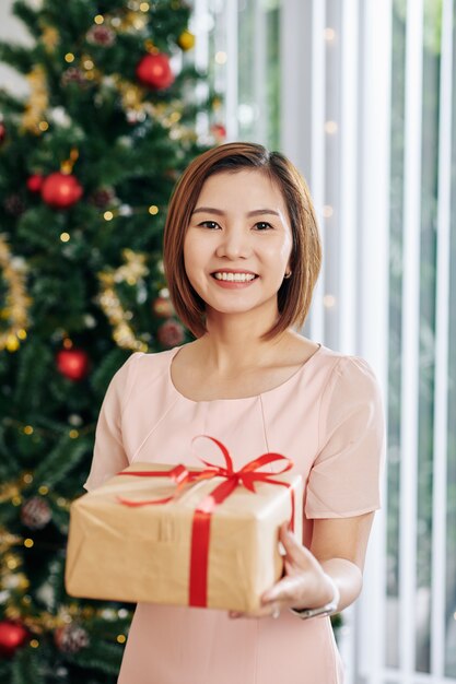 Jeune femme, à, cadeau noël