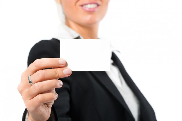 Photo jeune femme avec une carte de visite