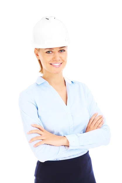 Jeune femme en casque blanc sur fond blanc