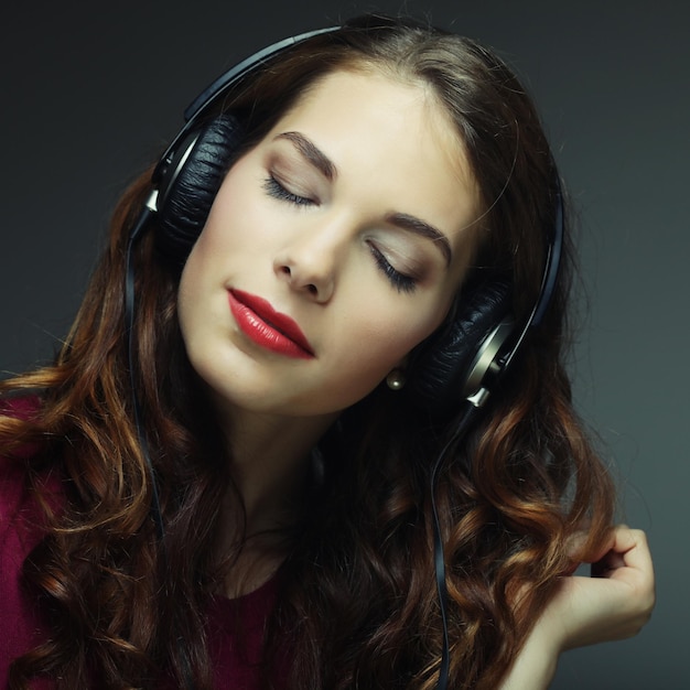 Jeune femme avec un casque d&#39;écoute de musique