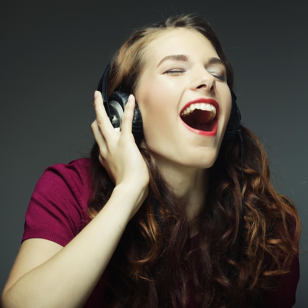 Jeune femme avec un casque d&#39;écoute de musique