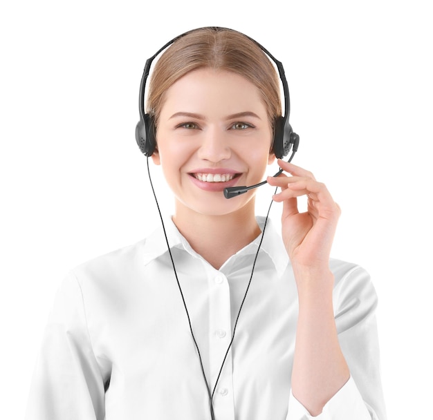 Jeune femme avec casque sur fond blanc