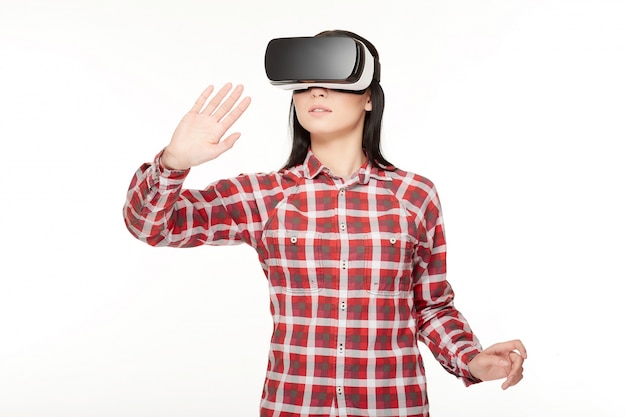Jeune femme en casque VR voyageant dans le cyberespace.