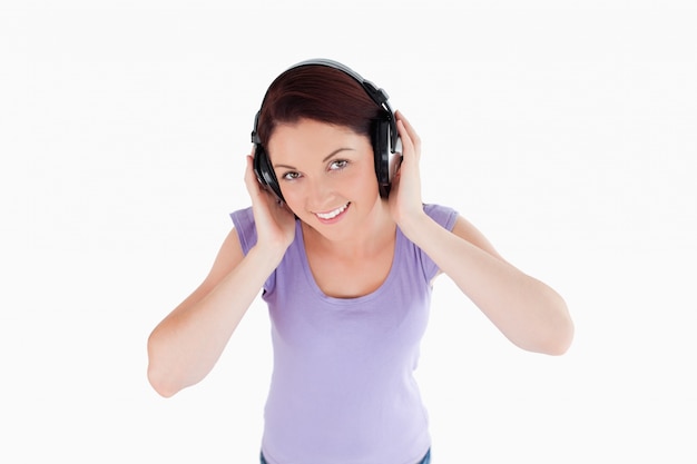 Jeune femme avec un casque