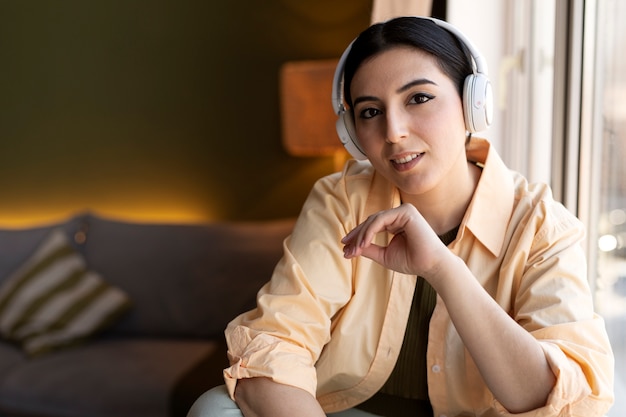 Photo jeune femme avec un casque