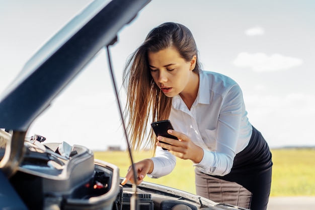 Jeune, femme, cassé, voiture, appeler, aide