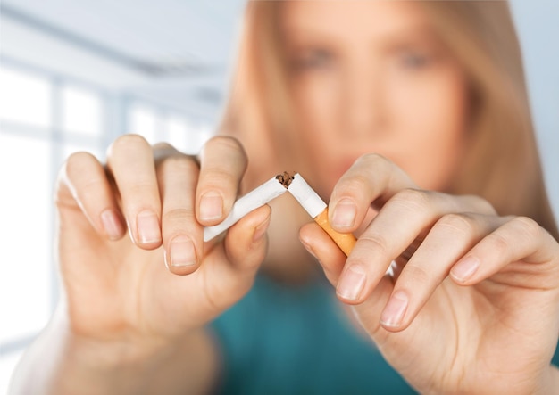 jeune femme, casser cigarette, et, sourire