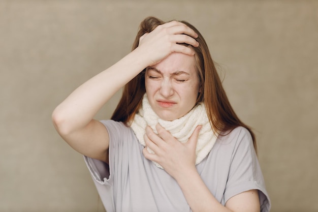 La jeune femme a le catarrhe de la grippe mauvais traitement de la maladie malade froid