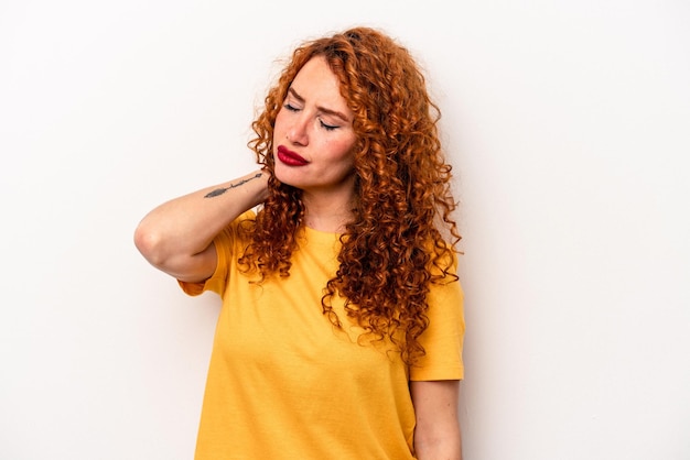 Jeune femme caucasienne au gingembre isolée sur fond blanc ayant une douleur au cou due au massage du stress et le touchant avec la main