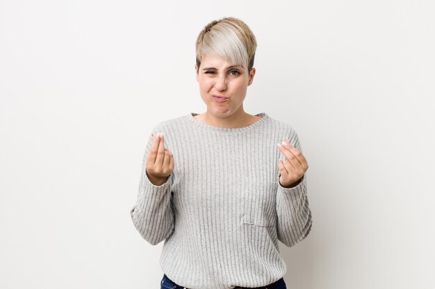 Jeune Femme Caucasienne Bien Roulée Isolée Sur Mur Blanc Montrant Qu'elle N'a Pas D'argent.