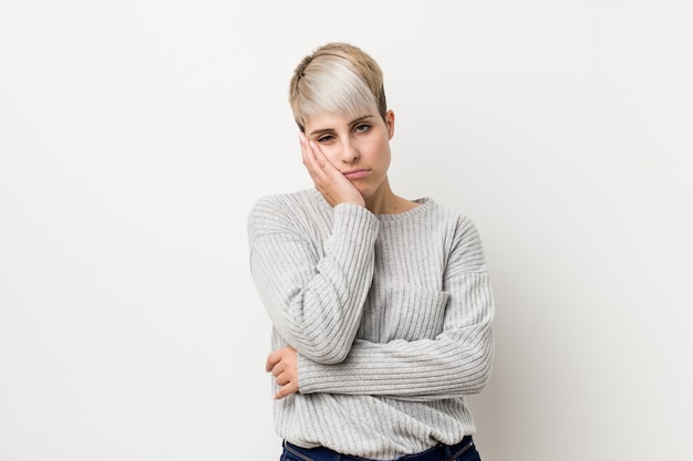 Jeune femme caucasienne bien roulée qui s'ennuie